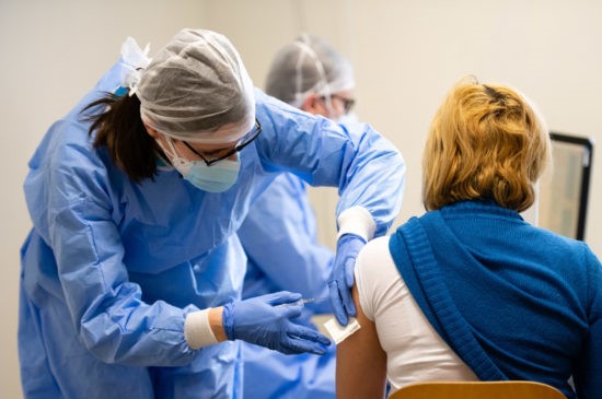 Očkovanie na Slovensku vstupuje do ďalšej fázy. Prihlasovať sa už môžu aj ľudia starší ako 50 rokov