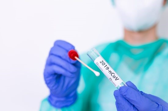 Koronavírus: Denný prírastok nakazených na Slovensku bol pod tisíc, PCR testov vykonali necelých šesťtisíc