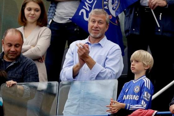Ruský oligarcha Roman Abramovič sa snaží predať FC Chelsea, za klub však pýta príliš veľa peňazí