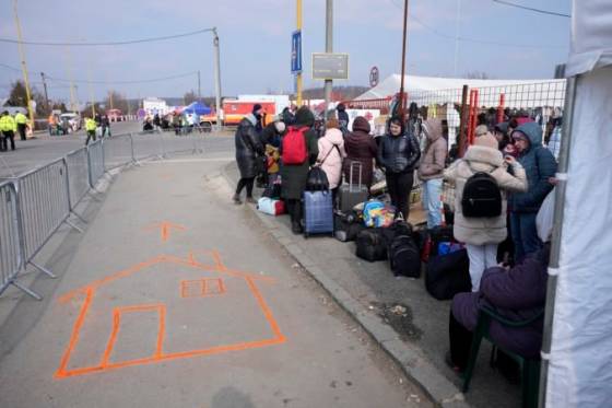 amnesty international vita docasnu ochranu pre ludi utekajucich z ukrajiny poukazuje vsak na dvojaky meter