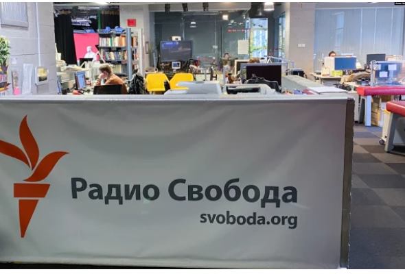 Svoju činnosť v Rusku pozastavilo aj Rádio Slobodná Európa, polícia tlačí na redaktorov