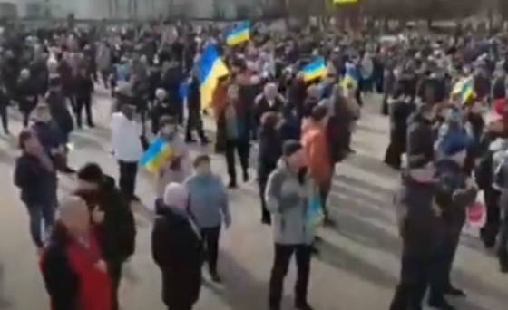 rusi vstupili do mesta severne od kyjeva obyvatelov pri protestoch nezastavila ani strelba video