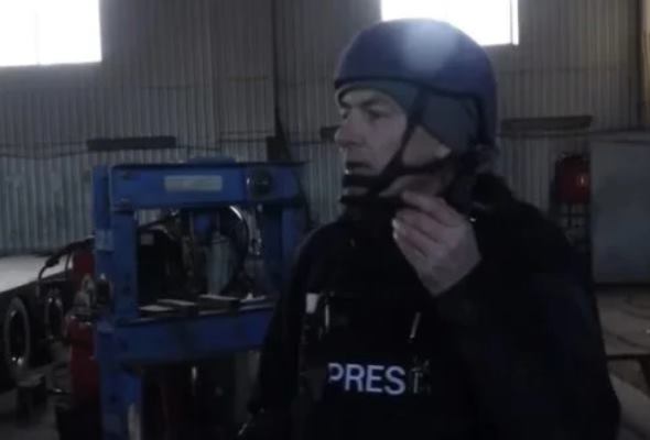 reporterov televizie sky news prepadli ruski vojaci a ocitli sa pod palbou video