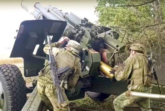 rusi opat ostrelovali ukrajinsku sumsku oblast delostrelecky granat zabil stareho muza na jeho dvore
