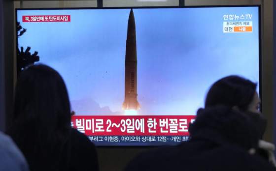 Severná Kórea odpálila raketu krátkeho doletu, americko-juhokórejské cvičenie bude napriek tomu pokračovať