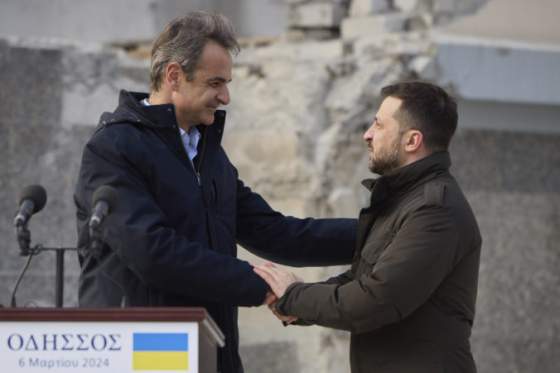 rusi zautocili raketami na odesu a zasiahli blizko miesta stretnutia ukrajinskeho prezidenta s greckym premierom
