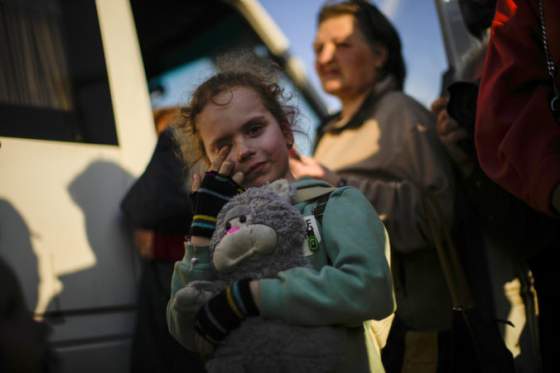 z ukrajinskych okupovanych uzemi priviedli pat deti rusi nelegalne od zaciatku vojny deportovali viac ako 19 500