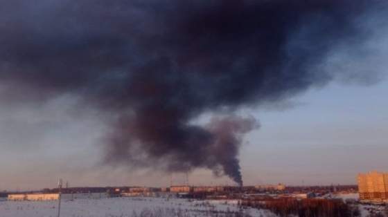 ruskym mestom riazan otriasli vybuchy v plamenoch sa ocitla ropna rafineria video