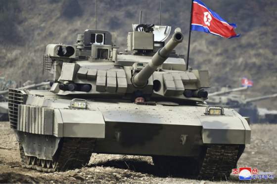kim cong un sam riadil novy tank pocas vojenskeho cvicenia vyzval na lepsiu pripravenost na vojnu video foto