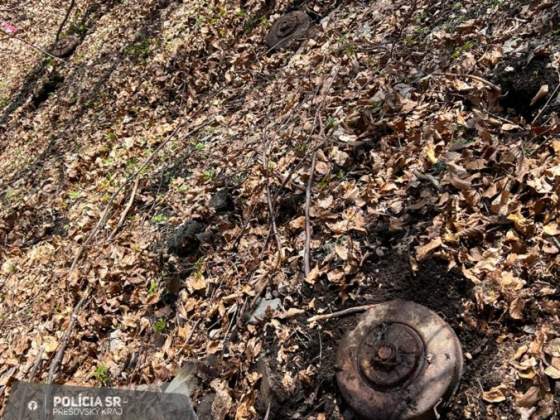 muz nasiel v lese tri protitankove miny municiu zneskodnil pyrotechnik foto