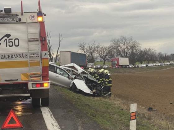 tragicka dopravna nehoda vlaku s osobnym autom dvaja ludia prisli o zivot na mieste zasahoval vrtulnik