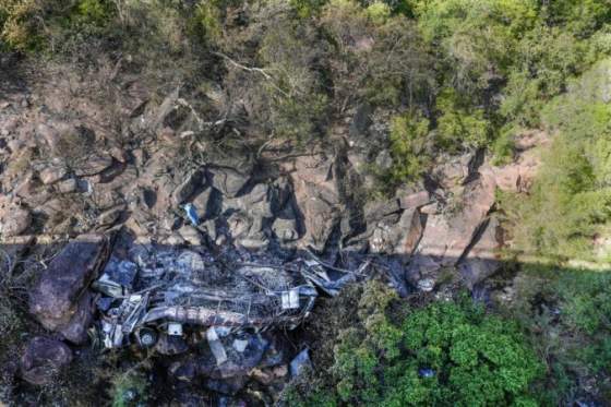 tragicka nehoda autobusu v juznej afrike pad z 50 metrovej vysky neprezilo najmenej 45 ludi