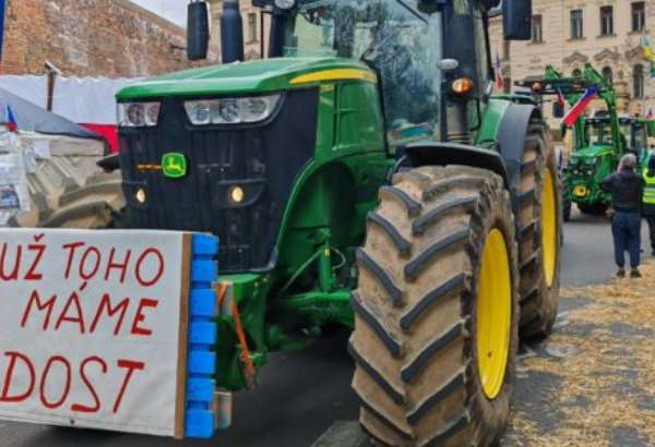 Farmári opäť protestujú v Prahe, pred úradom vlády aj na električkovú trať vysypali hnoj 