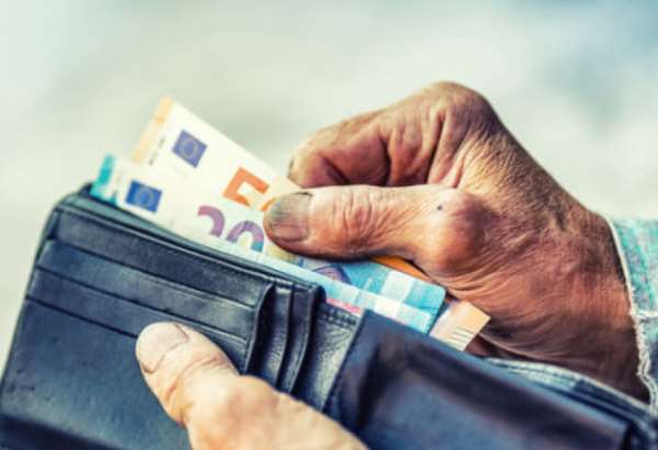 priemerny dlh slovenskych domacnosti sa mierne znizil stupol vsak pocet seniorov s dlhmi po splatnosti