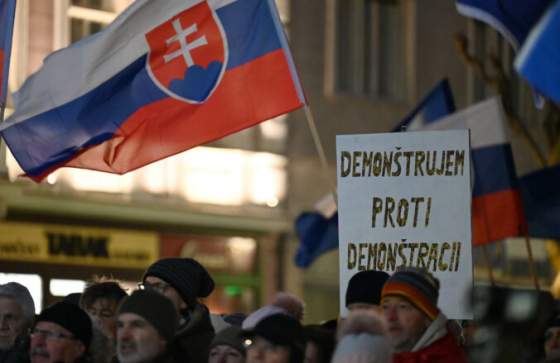 viac ako polovica ludi na slovensku si mysli ze protivladne protesty nie su riadene zo zahranicia