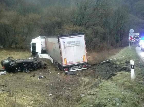 celna zrazka kamionu s autom pod strecnom si vyziadala ludsky zivot foto