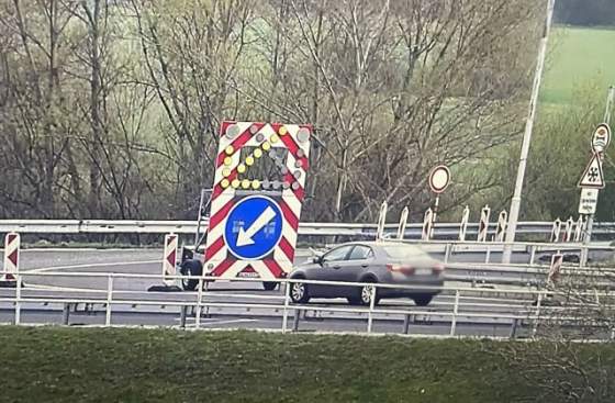 vodici prichadzajuci z rakuska cez priechod berg nemozu schadzat na dialnicu d2 upozornuju policajti foto