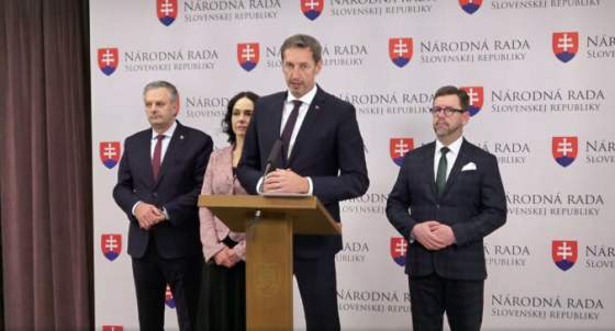 kdh kritizuje huliaka vlada vraj berie ludom peniaze a pretlaca hazard do kazdej rodiny