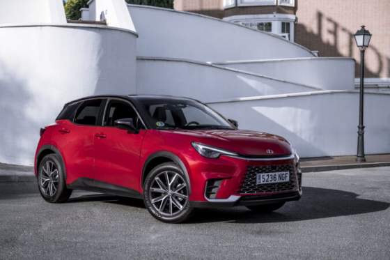 vacsie neznamena premiovejsie lexus ukazuje ze luxus moze mat kompaktne rozmery