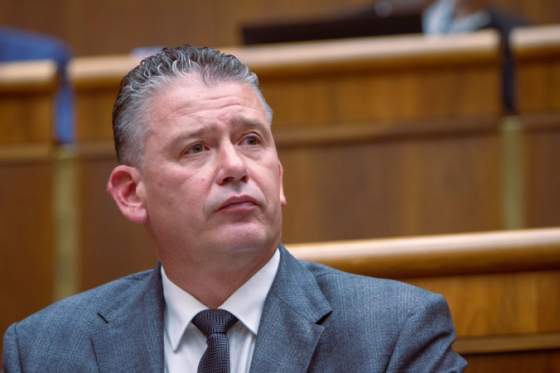 na policajnom prezidiu ma pribudnut busta lucanskeho exminister mikulec vyjadril svoje pochybnosti