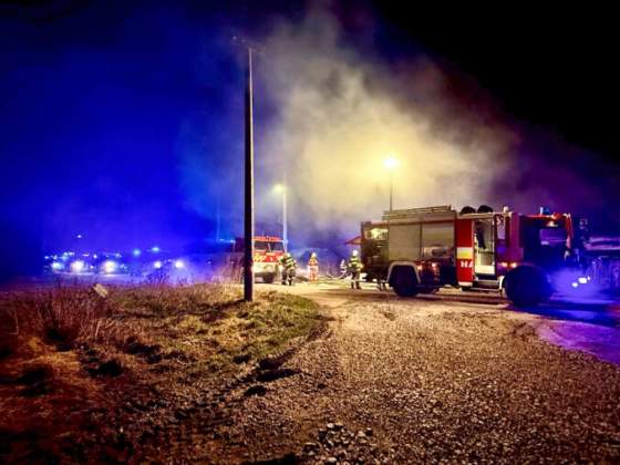 nocny poziar sa skoncil tragicky v dome v trnovci nad vahom zomreli dvaja ludia foto