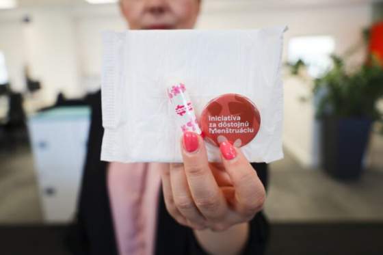 tesco podporuje dostojnu menstruaciu z kazdeho zakupeneho produktu pro formula venuje na pomoc 10 centov