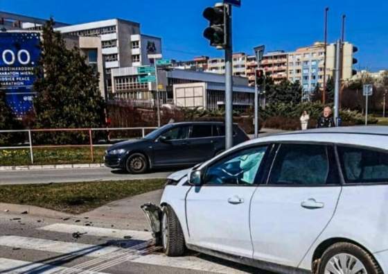 zrazka dvoch aut v kosiciach zablokovala dolezitu krizovatku vodic mal prejst na cervenu foto