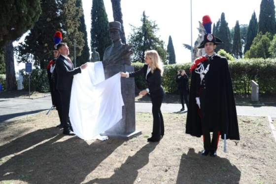 ministerka kultury simkovicova odhalila na pamatnom cintorine campo verano v rime bustu generala milana rastislava stefanika