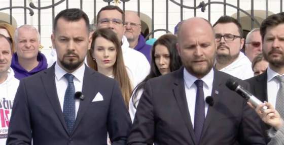 demokrati odovzdali pellegrinimu podpisy na referendum chcu predcasne volby aj zrusenie ficovej renty