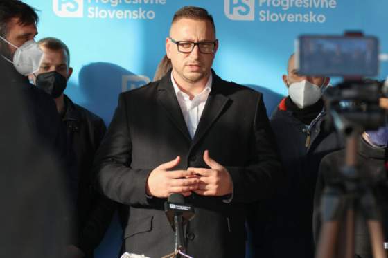 pekar uz nie je clenom progresivneho slovenska dovodom je nejasny povod jeho majetku aj nevhodne spravanie voci kolegyniam