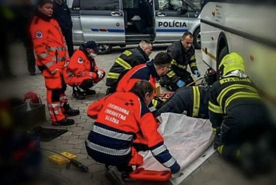 tragedia na autobusovej stanici v strazskom po zrazke s autobusom clovek zomrel foto