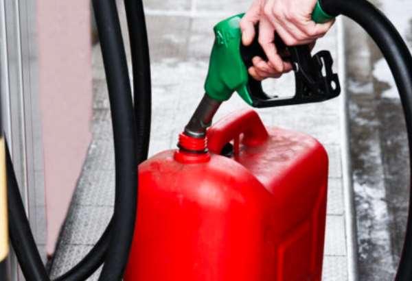 strach z draheho paliva rastie slovaci vo velkom nakupuju benzinove kanistre