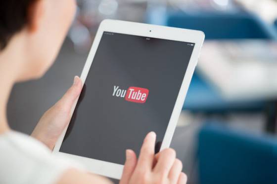 YouTube bojuje proti dezinformáciám počas koronakrízy, zakázal videá odporujúce odporúčaniam WHO