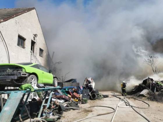 Rozsiahly požiar vo Vrakuni sa hasičom po 24 hodinách podarilo úplne uhasiť