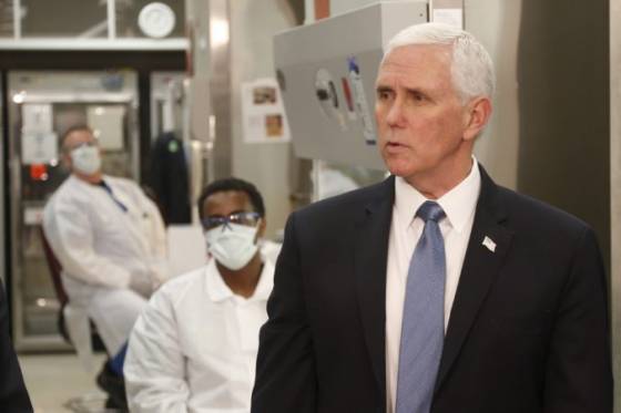 viceprezident pence vyvolal vlnu kritiky do medicinskeho centra a laboratoria prisiel bez ruska