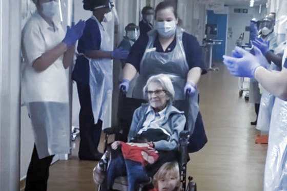 Stošesťročná žena prekonala COVID-19, pri prepustení jej zamestnanci nemocnice zatlieskali (video)