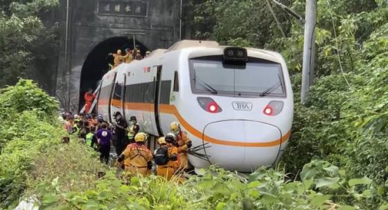vykolajenie vlaku v taiwane neprezilo asi 48 ludi cestujuci po nehode vyskakovali z okien a dveri video