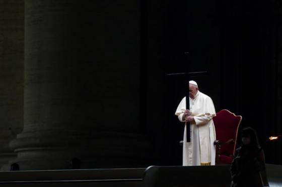 Pápež František sa modlil pred prázdnym námestím, krížovú cestu pripravili deti (video)