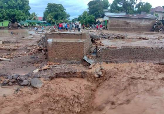 zosuvy pody a povodne zabili v indonezii desiatky ludi tisice museli utiect z domovov video