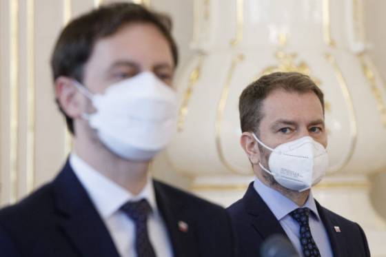 Odborníci za Sputnik V čelia vyhrážkam a nenávistným prejavom, premiér Heger dostal výzvu