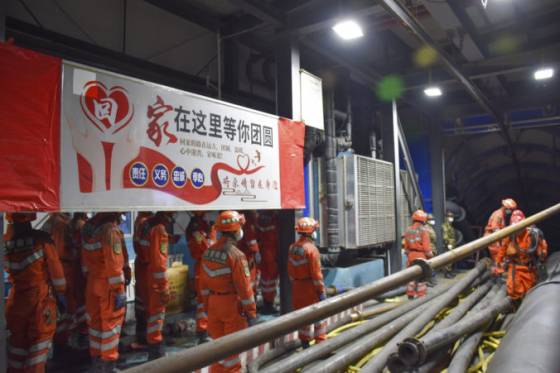 V čínskej bani uviazlo 21 baníkov, záchranné práce komplikuje voda