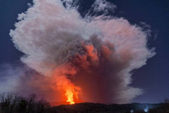 Na ostrove Svätý Vincent vybuchla sopka. Vulkán ničí všetko, čo mu stojí v ceste (video)
