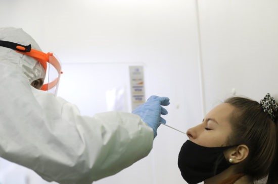 Koronavírus: Na Slovensku pribudli ďalšie desiatky úmrtí, počet hospitalizovaných klesá k 2-tisíc