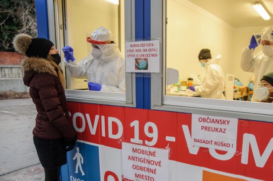 Koronavírus: Na Slovensku pribudlo 66 úmrtí, zvýšil sa počet hospitalizovaných a urobili vyše 300-tisíc antigénových testov