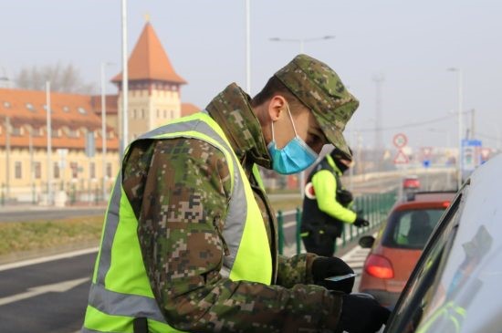 V nemocniciach máme stále veľa ľudí, ale Heger naznačil, kedy prestanú platiť obmedzenia pohybu