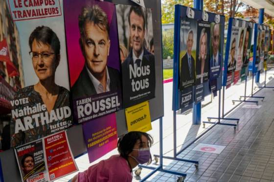francuzi si v prvom kole volia buduceho prezidenta najvacsi boj o priazen volicov zvadza macron s le penovou