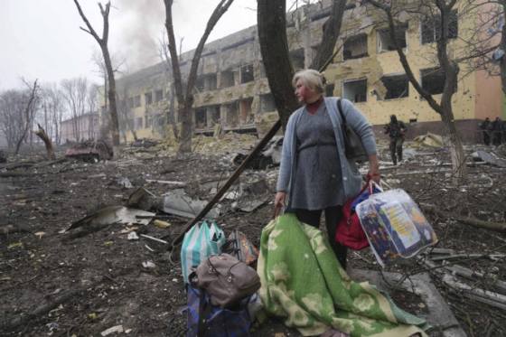 Rusi v Mariupole zabíjajú hladných obyvateľov, telá mŕtvych pochovávajú v plytkých hroboch