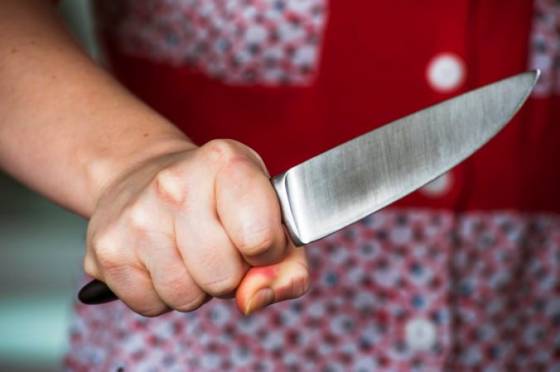 helena sa dohodla na vine a treste a pojde aj na protialkoholicke liecenie svojho druha bodla nozom