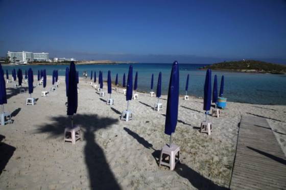 cyprus sa pripravuje na letnu turisticku sezonu a uvolnil pravidla pre ludi cestujucich do krajiny