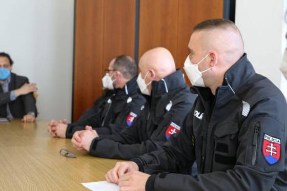 vojnove zlociny na ukrajine budu objasnovat aj slovenski policajti vytvoria tim na identifikaciu obeti